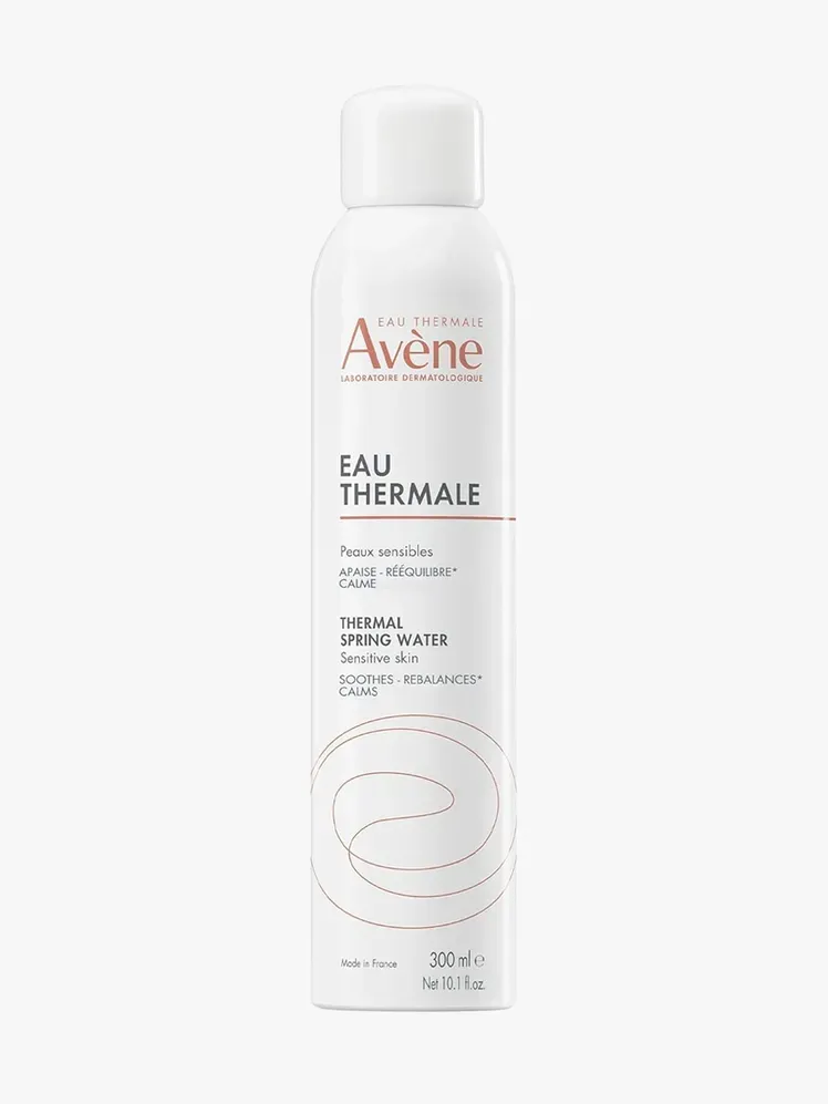 Avène Thermal Spring Water Spray in componente marchiato su sfondo grigio chiaro