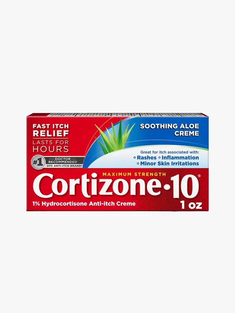 Crema antiprurito Cortizone 10 Massima Forza con Aloe lenitiva nel componente di marca su uno sfondo grigio chiaro