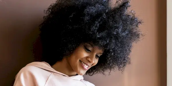 Comment prévenir la casse des cheveux et garder vos cheveux naturels hydratés lorsque vous ne pouvez pas consulter votre styliste