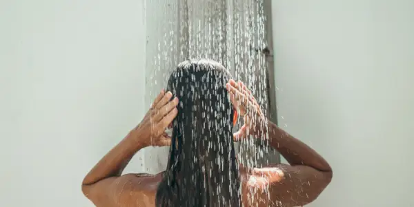 Dermatolog twierdzi, że ten częsty błąd pod prysznicem może powodować trądzik