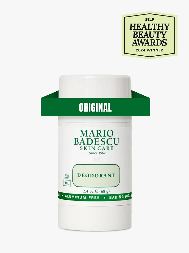 ライトグレーの背景の右上隅に健康的な美容賞のシールが付いたブランドコンポーネントのMario Badescuデオドラント