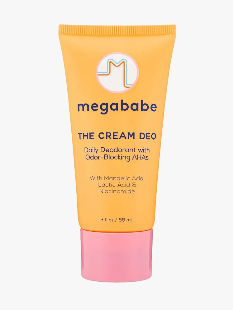 ライトグレーの背景にブランドのチューブコンポーネントの Megababe The Cream Deo