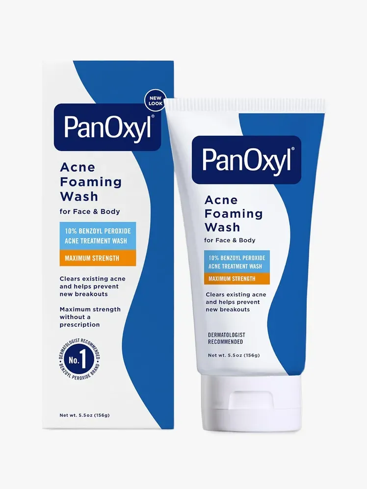 PanOxyl アクネ フォーミング ウォッシュ 過酸化ベンゾイル 10%、明るい灰色の背景にブランドのチューブ コンポーネント