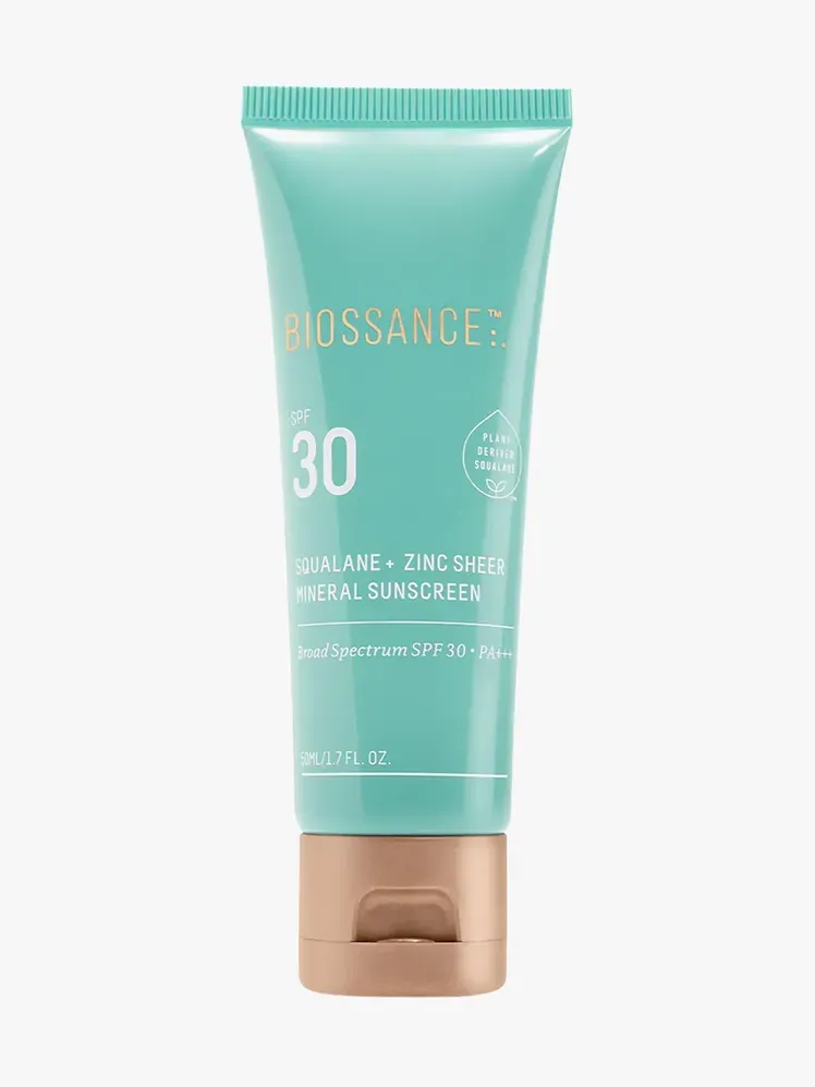 Squalane + Zinc Sheer Mineral fényvédő SPF 30 márkás kékeszöld és réz tubusban, világosszürke alapon