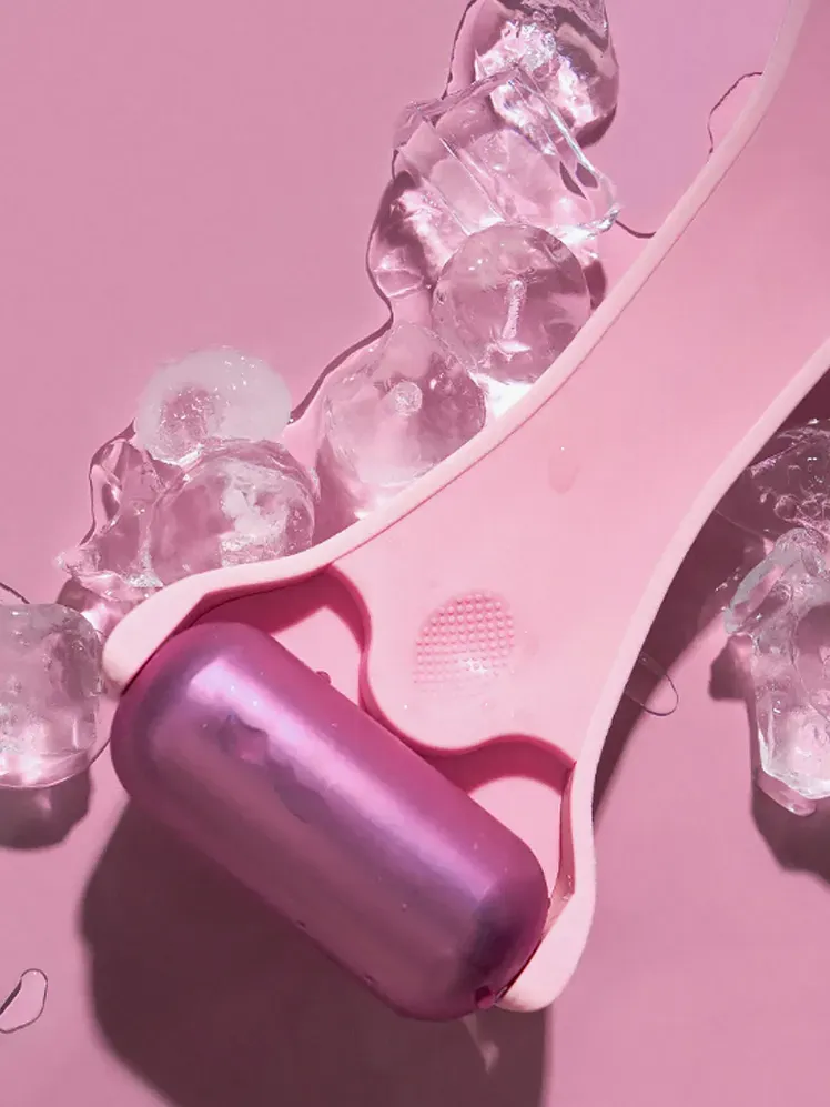 Hot Mess Ice Roller márkás rózsaszín doboz színben, jégkockák mellé