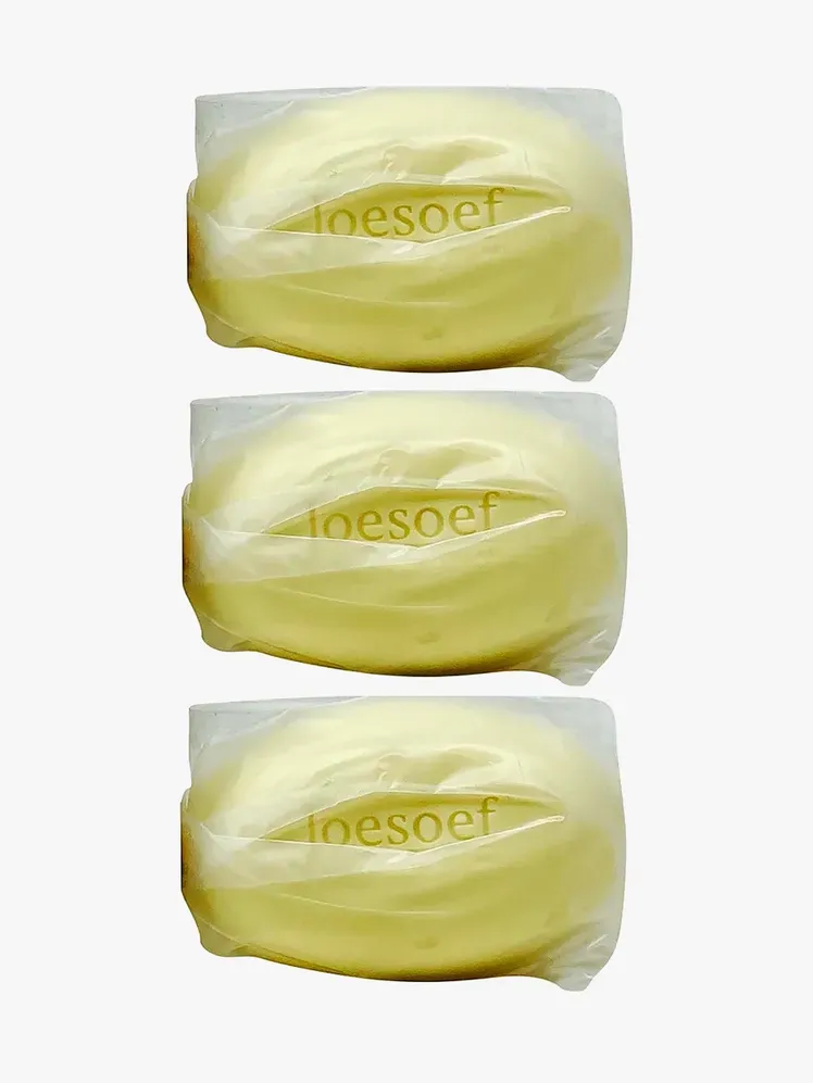 Pattanásgátló szappan márkás sárga színben, műanyag csomagolásban, világosszürke alapon