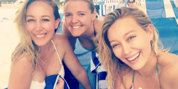 Hilary a Haylie Duff vyzerajú na týchto rozkošných selfie v bikinách ako dvojičky