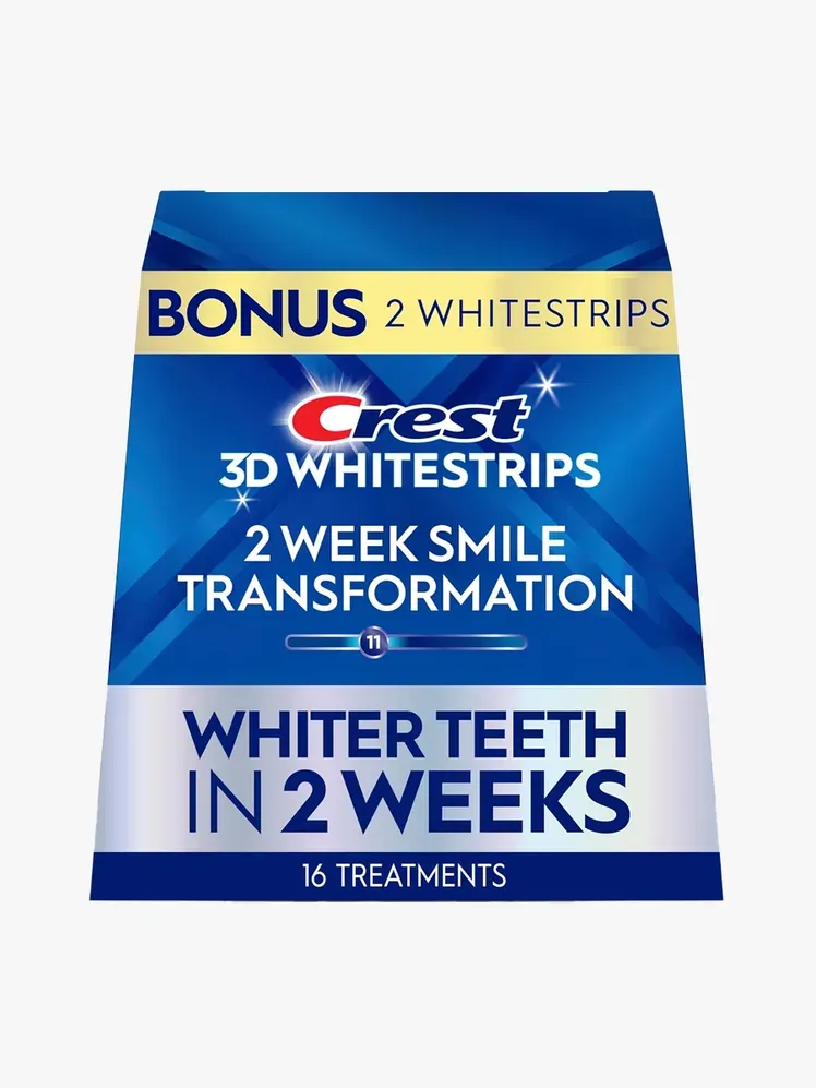Crest 3D Whitestrips Glamorous White ในส่วนประกอบที่มีแบรนด์บนพื้นหลังสีเทาอ่อน