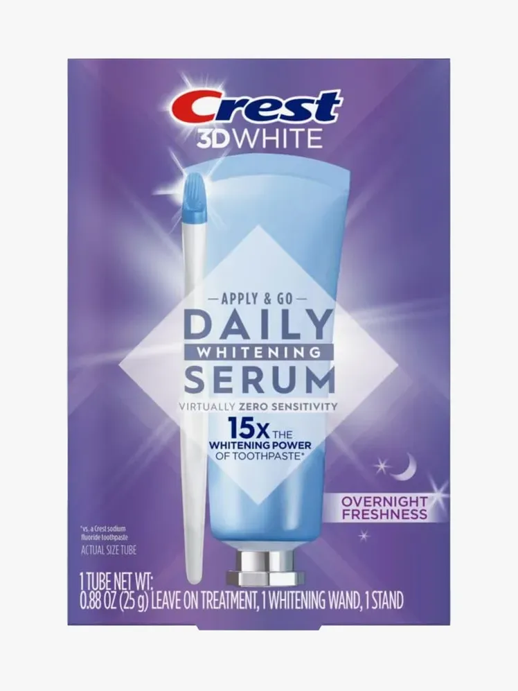 Crest Daily Whitening Serum ในส่วนประกอบที่มีตราสินค้าบนพื้นหลังสีเทาอ่อน