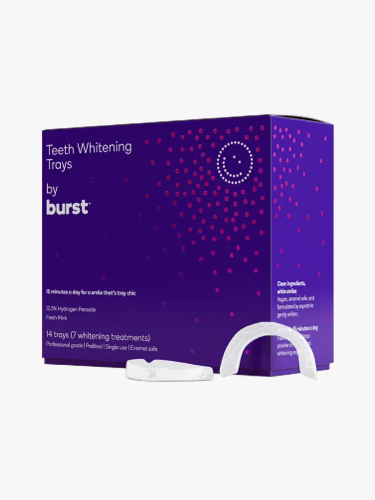 ถาดฟอกสีฟัน Burst Oral Care ในส่วนประกอบที่มีตราสินค้าบนพื้นหลังสีเทาอ่อน