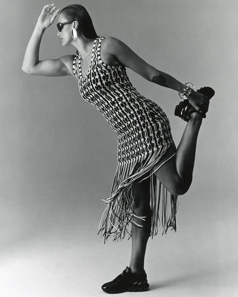 התמונה עשויה להכיל ריקוד פעילויות פנאי אדם ביגוד למבוגרים הנעלה נעל פנים וראש