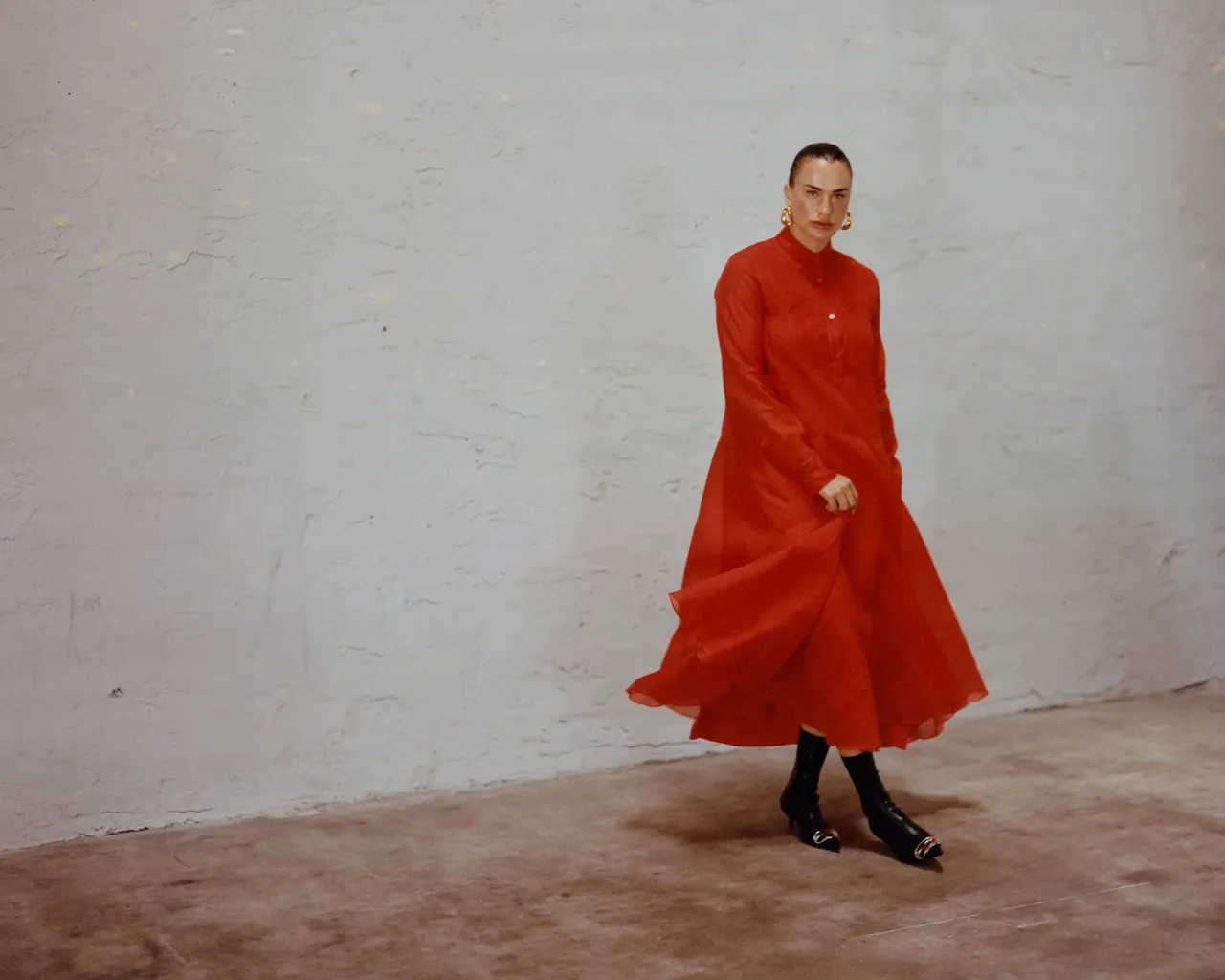 התמונה עשויה להכיל ארינה סבלנקה מעיל ביגוד אדם מבוגר אופנה הנעלה נעל קייפ מונק ועקבים גבוהים