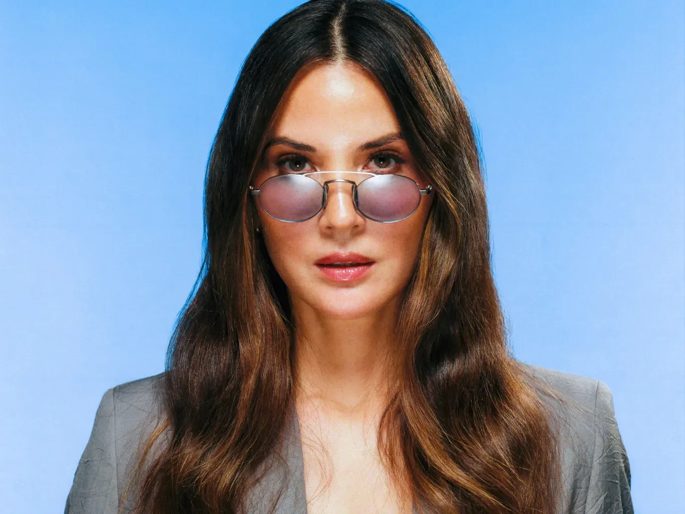 Slika lahko vsebuje Olivia Munn Blazer Clothing Coat Jacket Face Glava Person Photography Portret in Adult