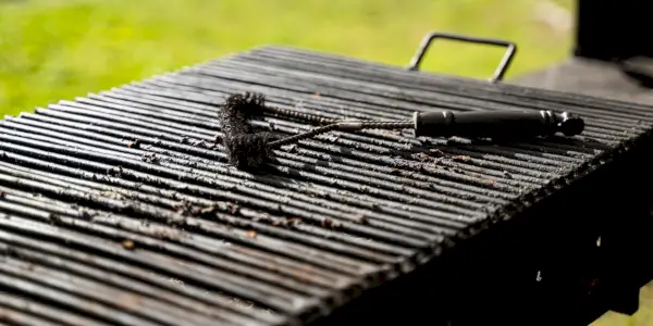 PSA: het gebruik van een staalborstel om uw grill schoon te maken brengt een groot gezondheidsrisico met zich mee