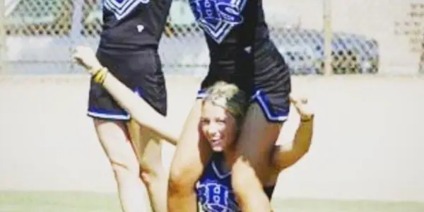 Blake Lively delade en TBT från hennes cheerleading-dagar, och det är lustigt relaterbart
