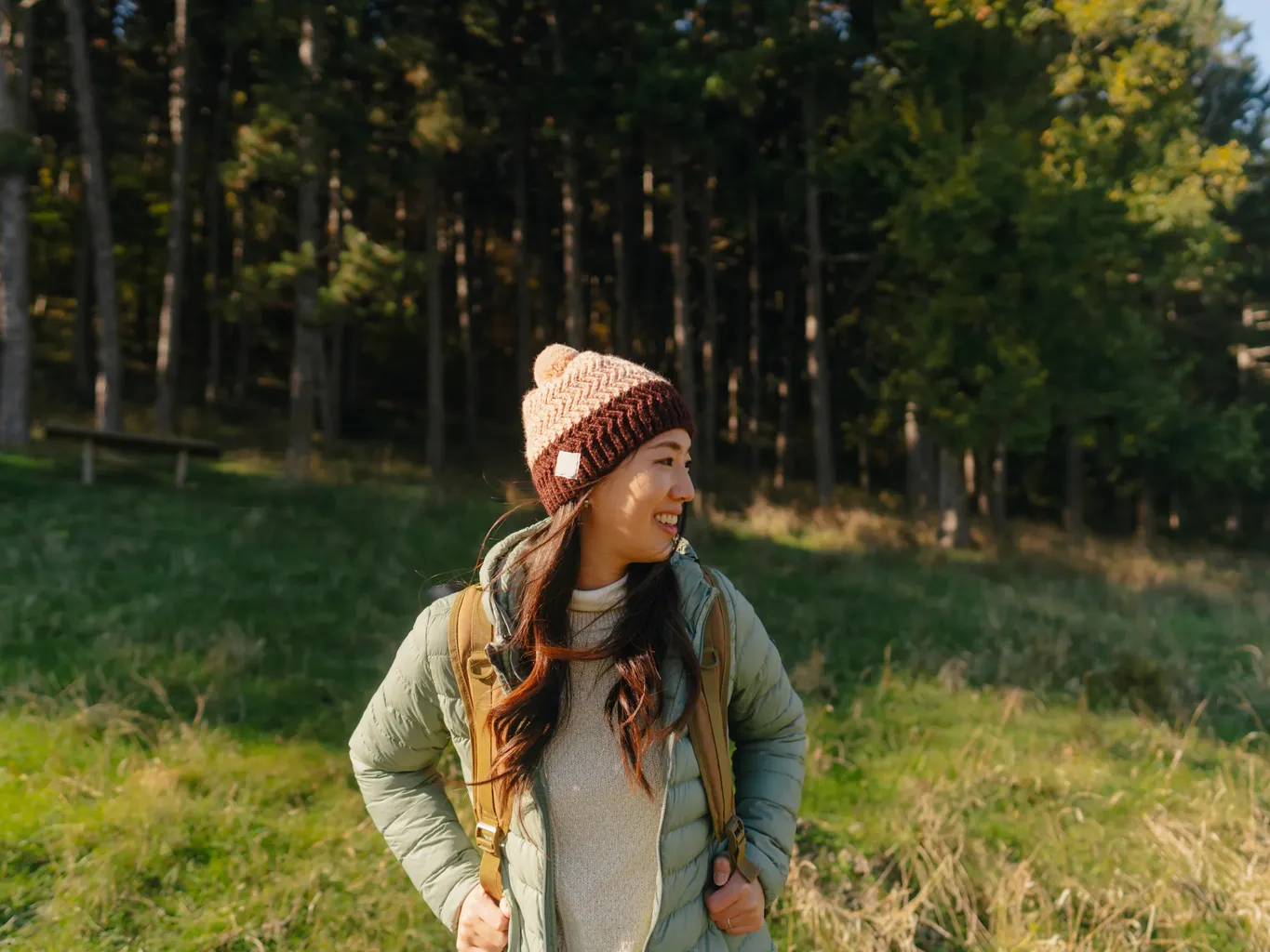 Obraz może zawierać odzież i kapelusz z warkoczami i włosami. Nastoletnia ławka i meble