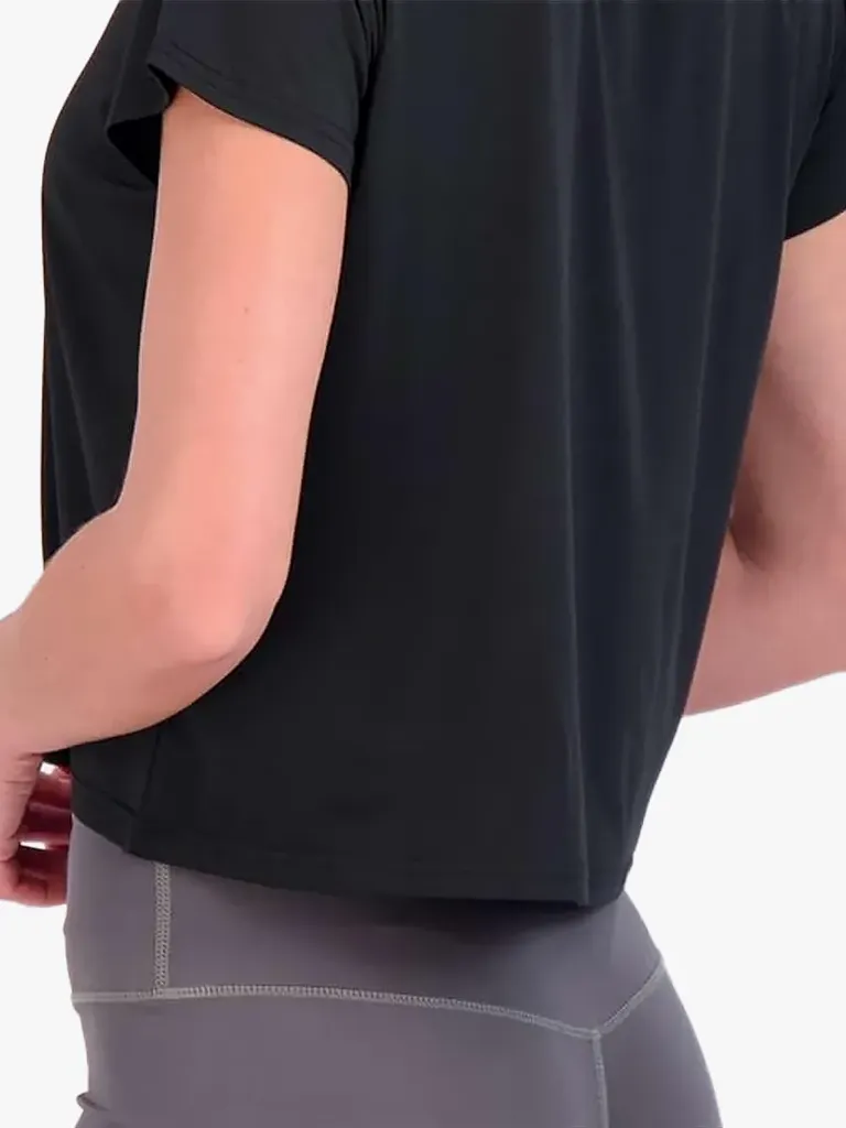 Dry Fit Crop Top i svart på modell på lysegrå bakgrunn