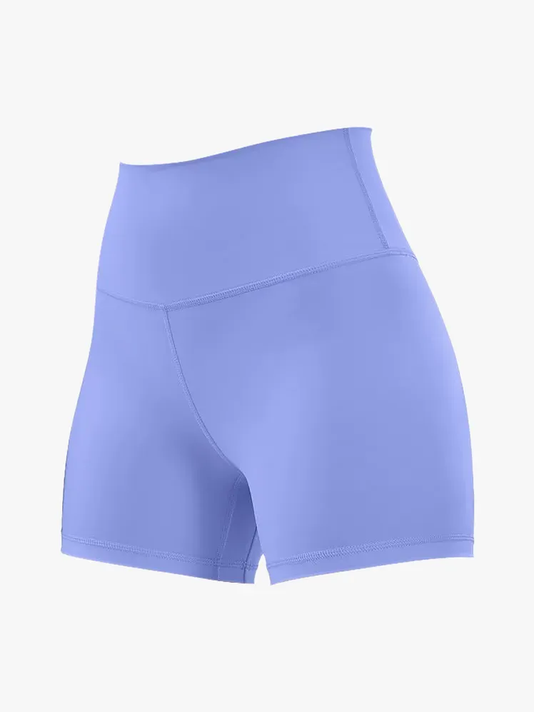 Naked Feeling Biker Short i myk periwinkle-farge på lysegrå bakgrunn