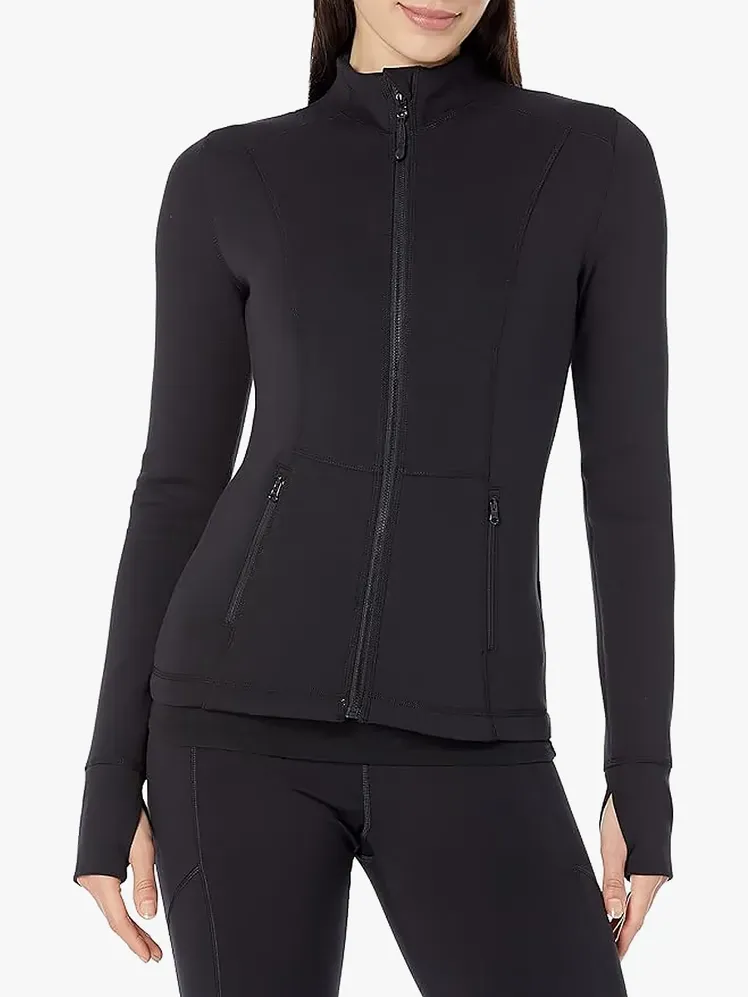 Active Sweat Zip Through-jakke i merkesvart farge på modellen på lys grå bakgrunn