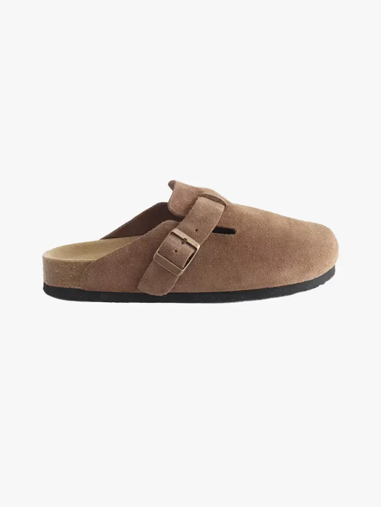 Vodoodpudivý Suede Clog Mule v měkké hnědé a korkové barvě na světle šedém pozadí