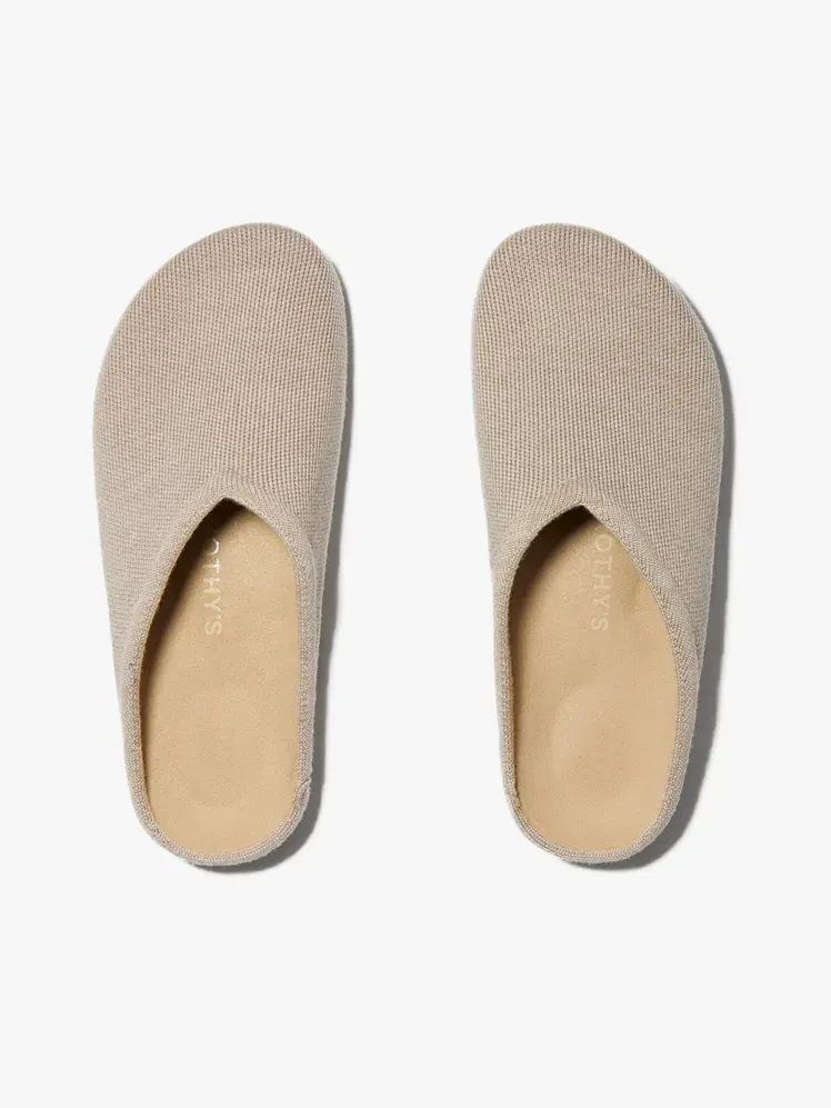 Casual Clog v jemné béžové a hnědé barvě na světle šedém pozadí