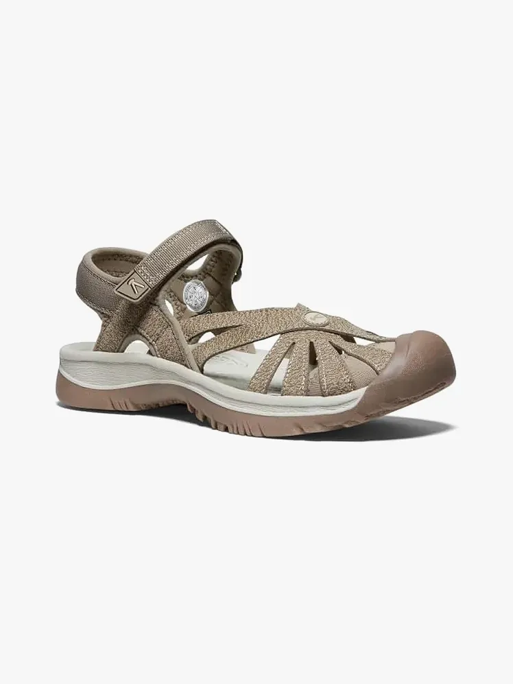 صندل روز باللونين البيج والبني على خلفية رمادية فاتحة