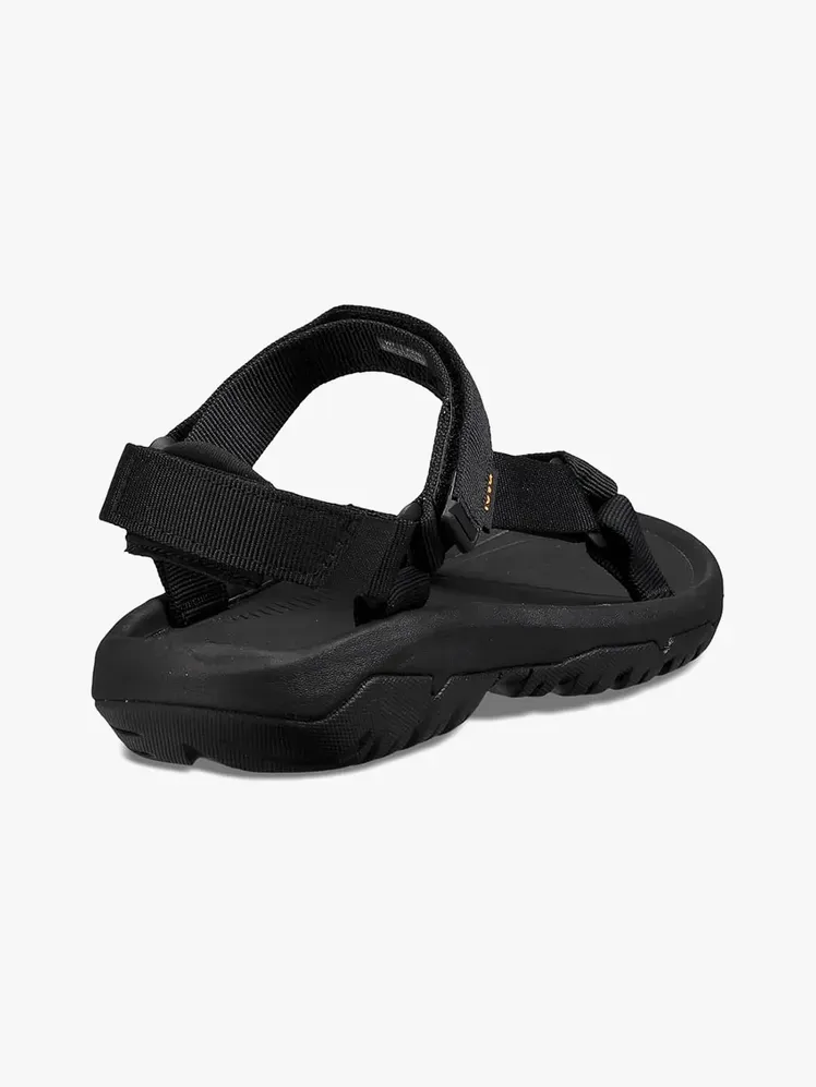 صندل إعصار XLT2 باللون الأسود على خلفية رمادية فاتحة