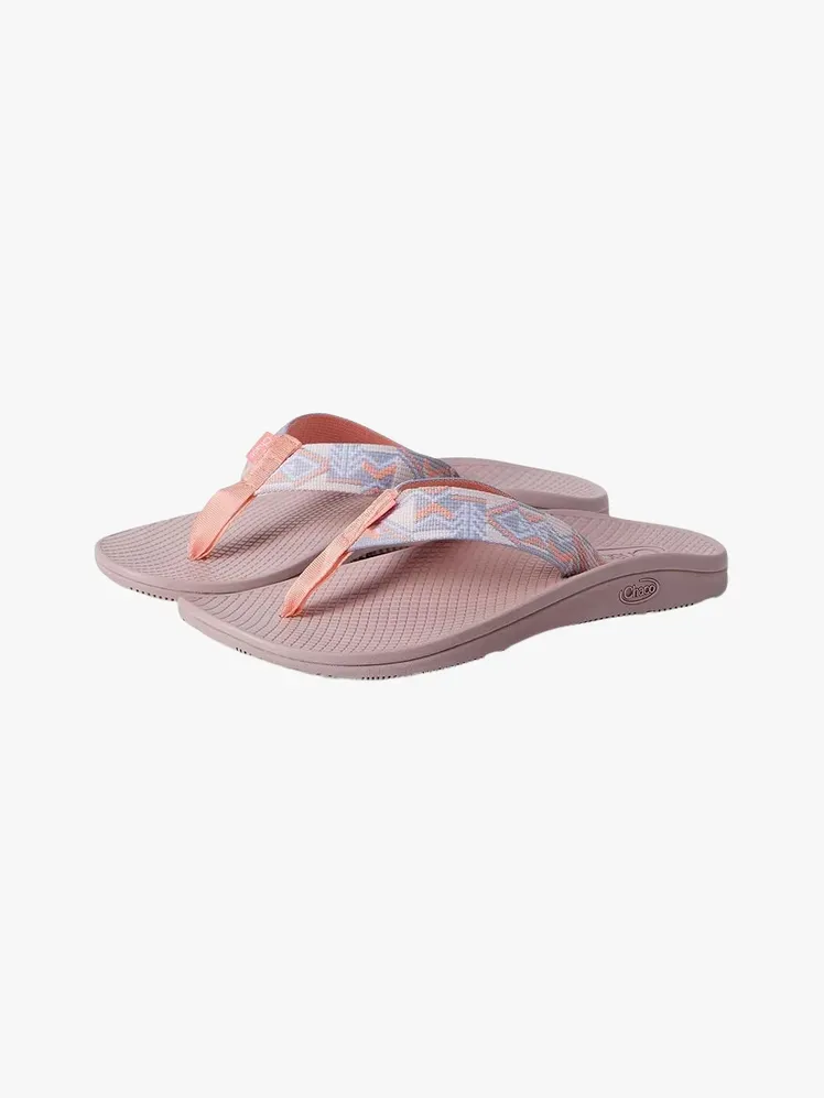 Chaco Classic Flip en component de marca sobre fons gris clar