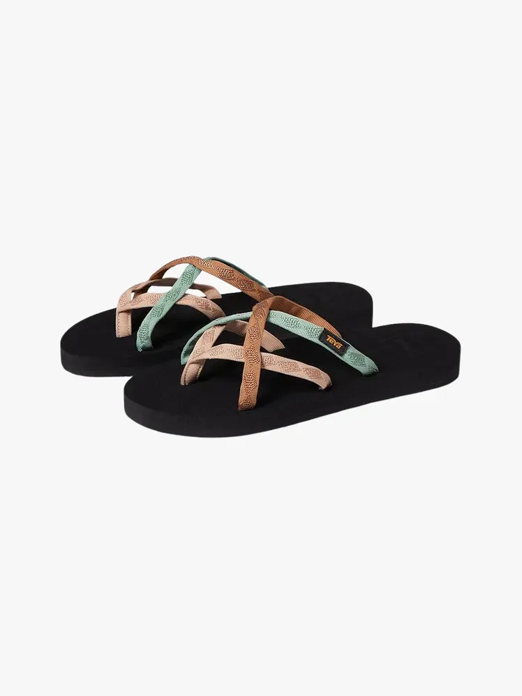 La imatge pot contenir: roba, calçat, sandàlia i xancleta