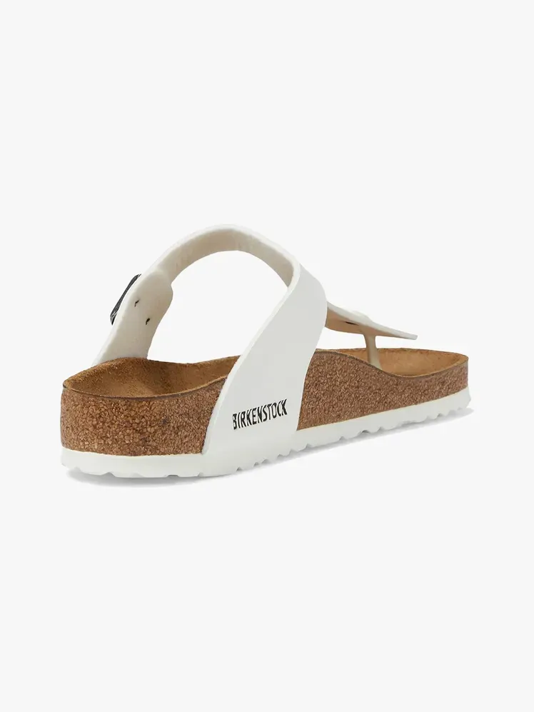 Birkenstock Gizeh en component de marca sobre fons gris clar