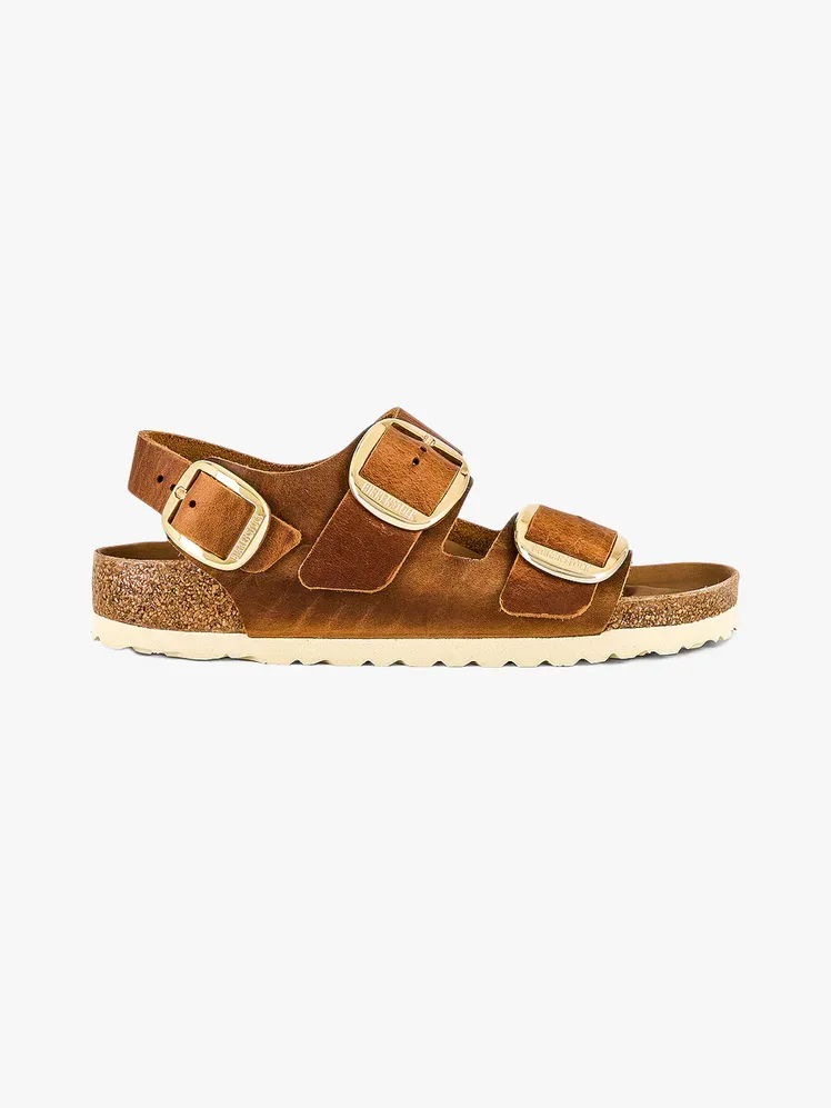 Birkenstock Milano sandala s velikom kopčom u robnoj marki na svijetlosivoj pozadini