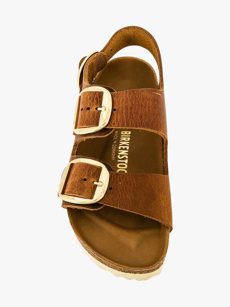 Birkenstock Milano sandala s velikom kopčom u robnoj marki na svijetlosivoj pozadini