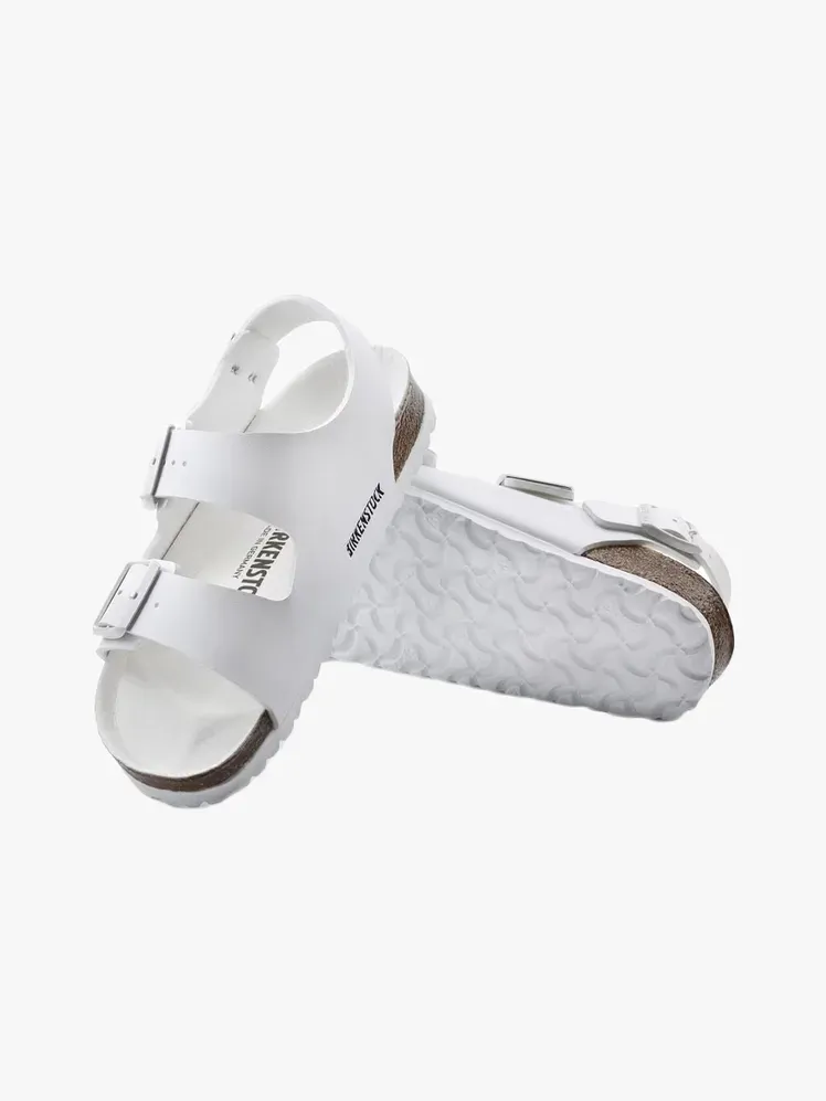 Birkenstock Milano Vegan Birko-Flor u robnoj marki na svijetlo sivoj pozadini