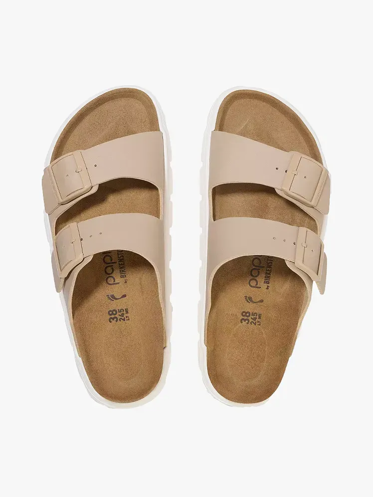 Papillio by Birkenstock Arizona Chunky Sandal u robnoj marki na svijetlosivoj pozadini