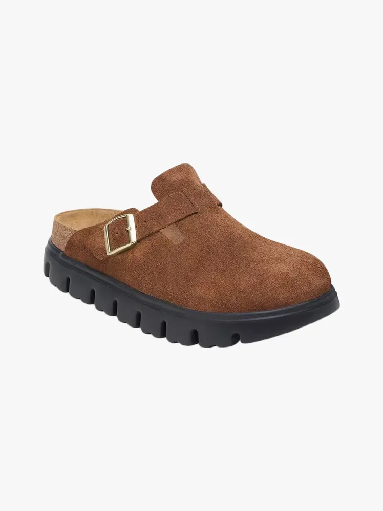 Birkenstock Boston Chunky u robnoj marki na svijetlo sivoj pozadini