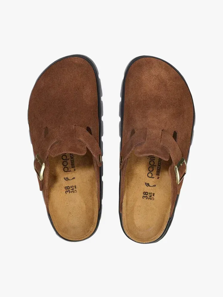 Birkenstock Boston Chunky u robnoj marki na svijetlo sivoj pozadini