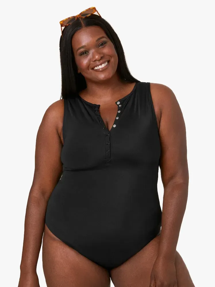 Andie Malibu în componentă cu nasturi pe un fundal gri deschis