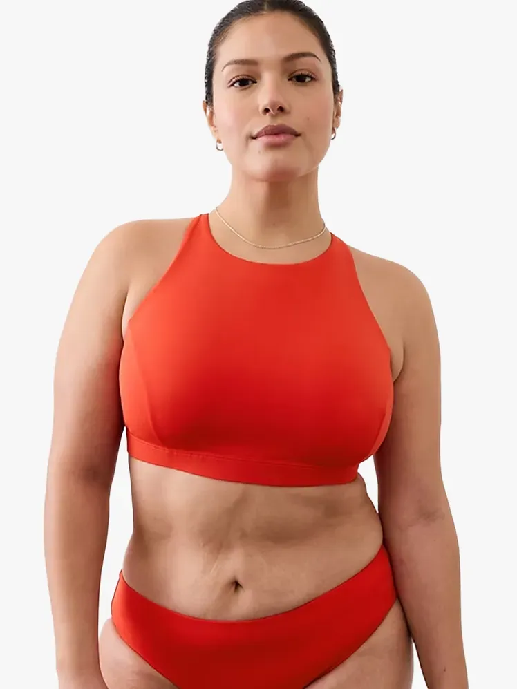 Top de bikini Athleta High Neck din componentă de marcă pe fundal gri deschis