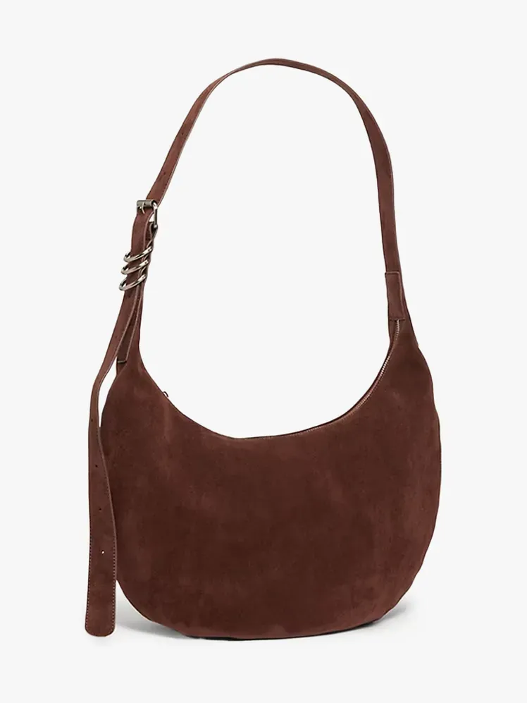 Стара темно-синя замшева сумка-хобо з фірмового компонента на світло-сірому фоні