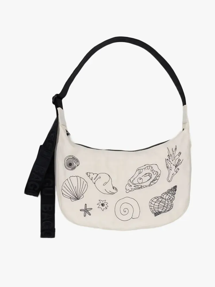 Сумка Baggu Medium Nylon Crescent Bag із фірмового компонента на світло-сірому фоні