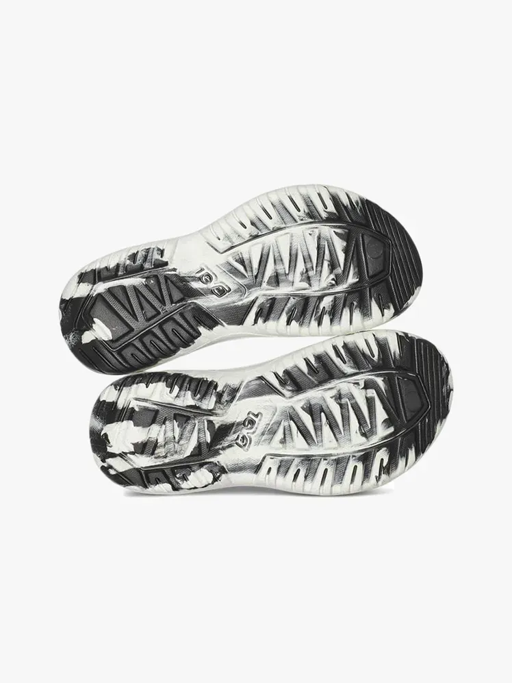 Açık gri arka plan üzerinde markalı bileşende Teva Hurricane Drift