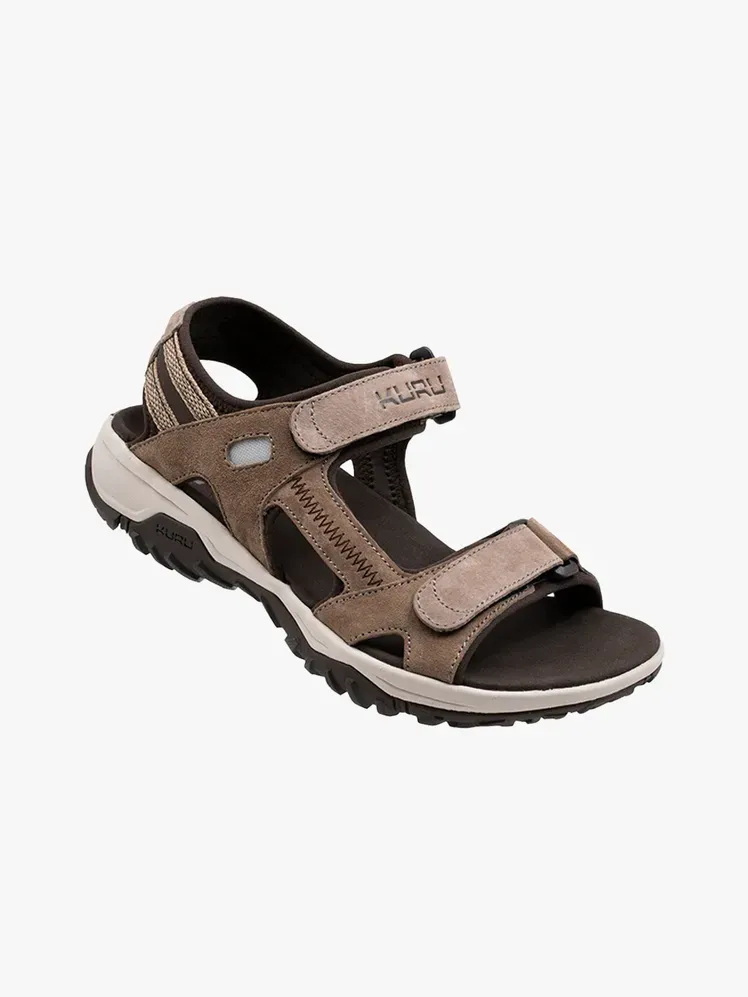 Açık gri arka plan üzerinde markalı bileşene sahip Kuru Basamak