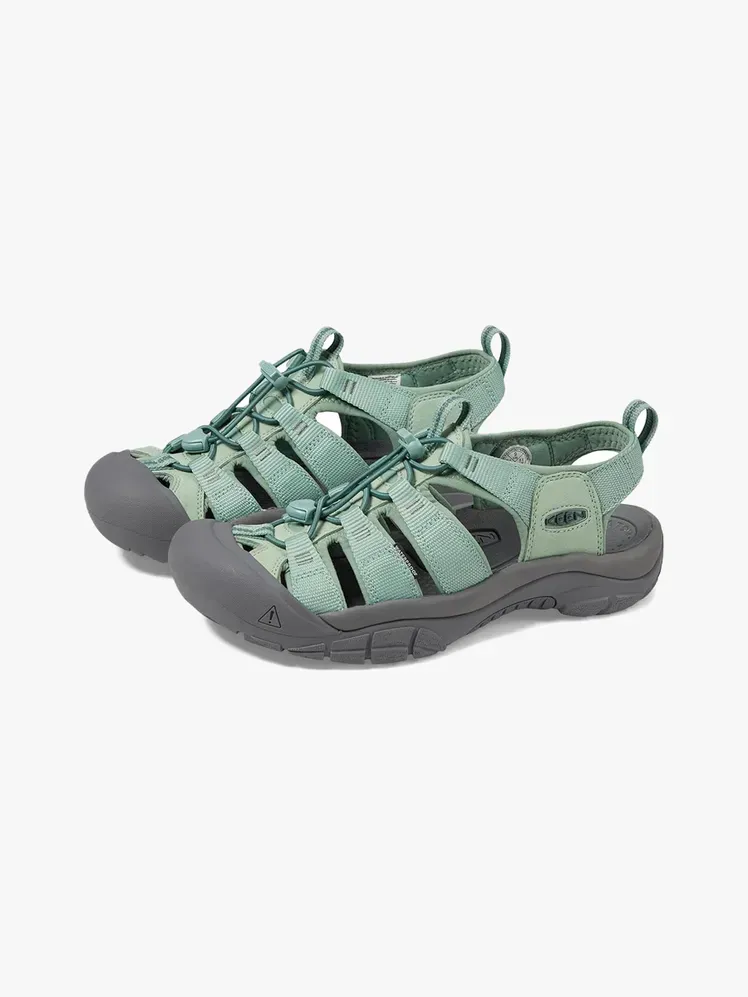 Açık gri arka plan üzerinde markalı bileşende Keen Newport H2