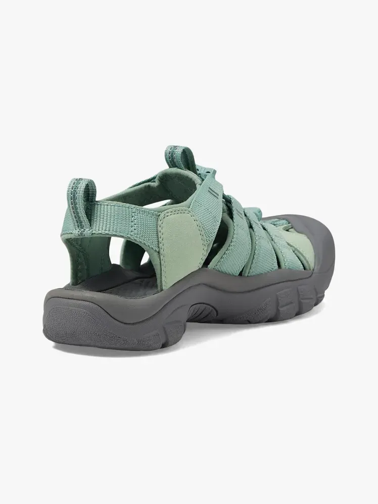 Açık gri arka plan üzerinde markalı bileşende Keen Newport H2