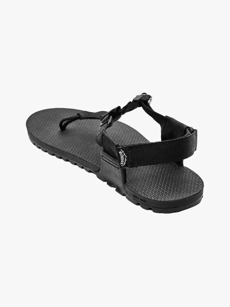 Açık gri arka plan üzerinde markalı bileşenden oluşan Bedrock Cairn Evo Sandalet