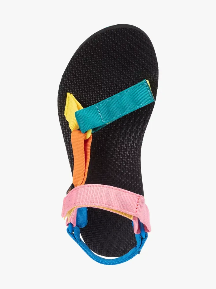 Açık gri arka plan üzerinde çok renkli bileşenli Teva Original Universal Sandal