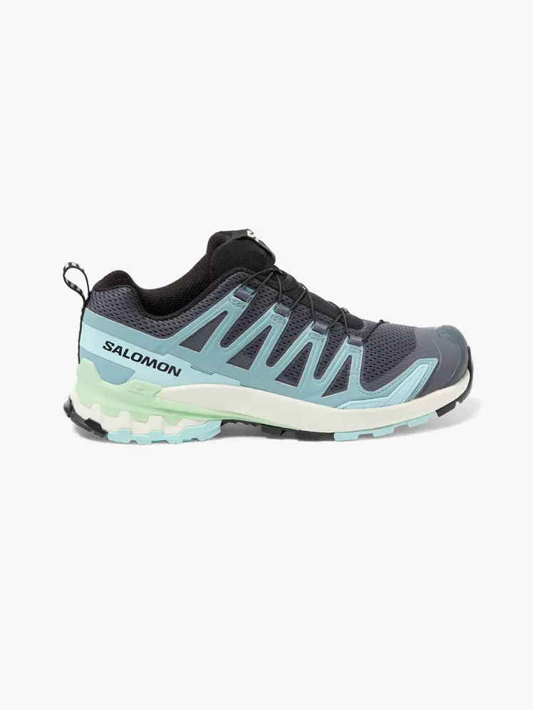 Salomon XA PRO 3D V9 dalam komponen bermerek dengan latar belakang abu-abu terang