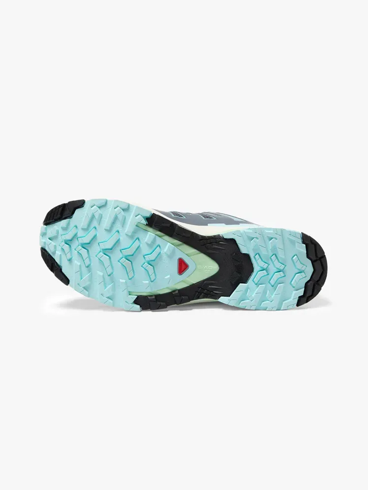 Salomon XA PRO 3D V9 dalam komponen bermerek dengan latar belakang abu-abu terang