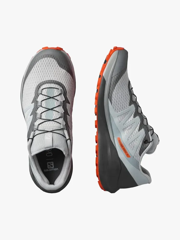 Salomon Sense Ride 5 SR dalam komponen bermerek dengan latar belakang abu-abu terang