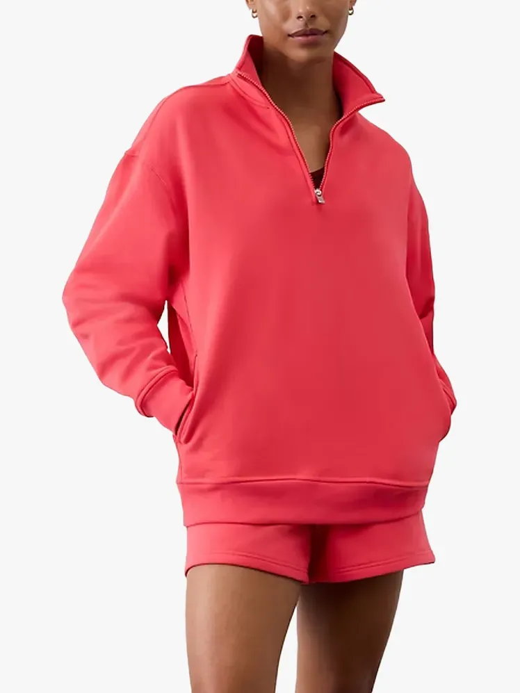 Forever Fleece ¼ Zip Sweatshirt i fed koralfarve på model på lysegrå baggrund